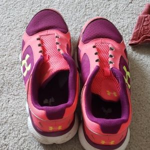 Athletic shoes with no laces